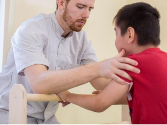 الشلل الدماغي: الأسباب، الأنواع، الأعراض، وطرق العلاج