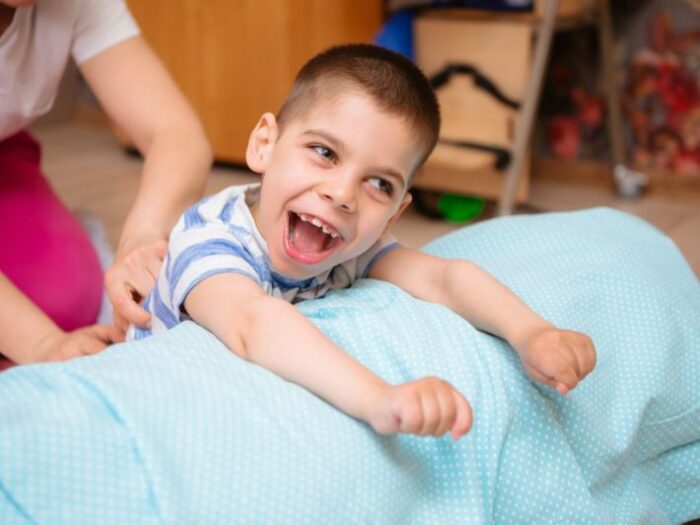 الشلل الدماغي: الأسباب، الأنواع، الأعراض، وطرق العلاج