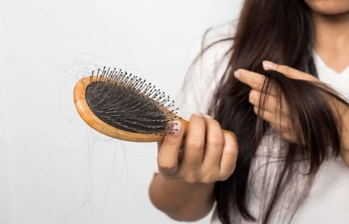 أسباب تساقط الشعر الأكثر شيوعاً